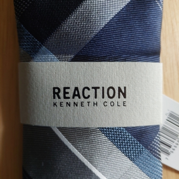 New* Kenneth Cole Blue Diagonal Stripes Tie - Picture 3 of 7